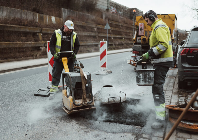 Einrütteln der Schachtabdeckung